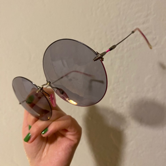 super cute style of sunglasses, only worn once or twice, in great condition - Picture 3 of 4